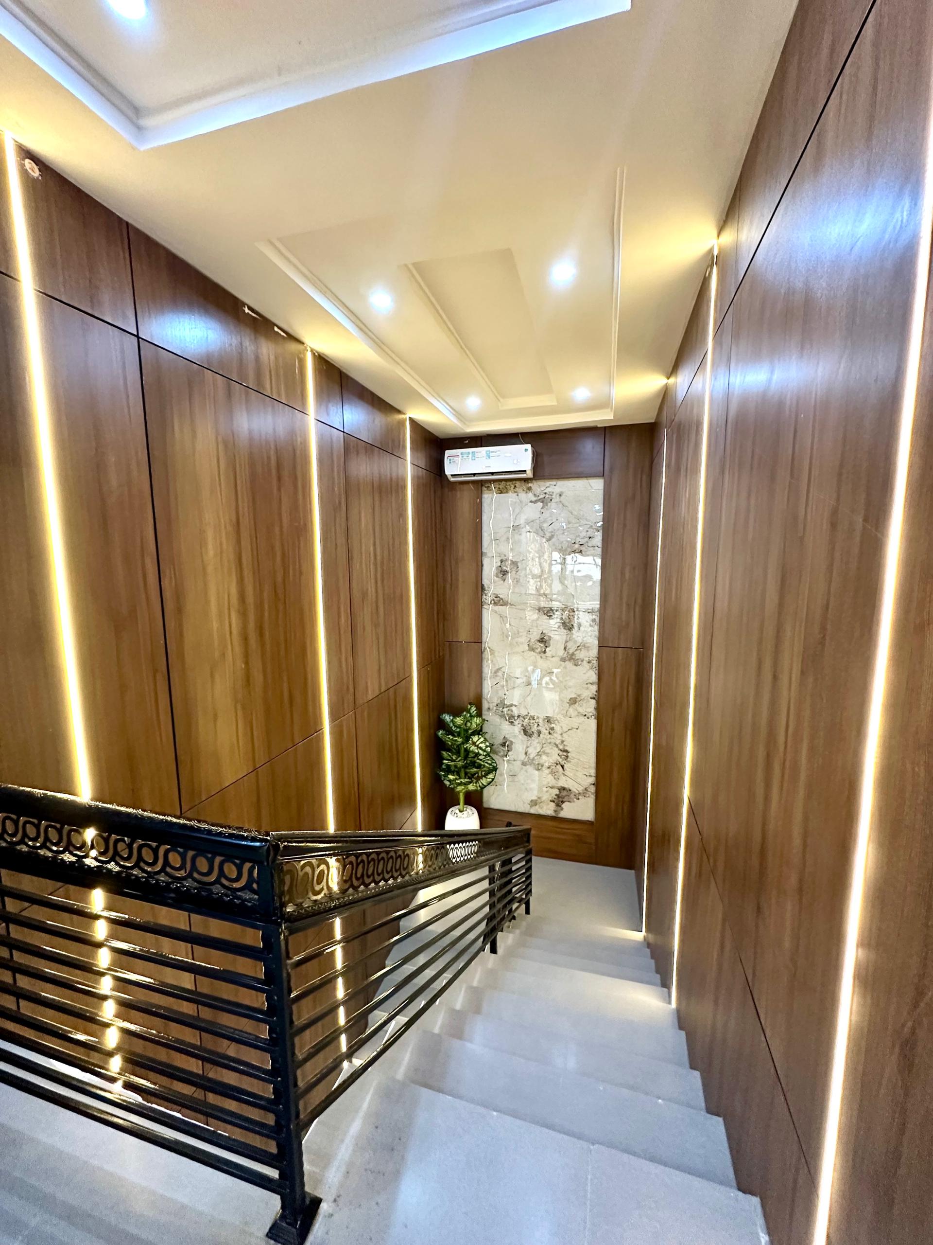 Gritty Palace Hotel & Suites, 