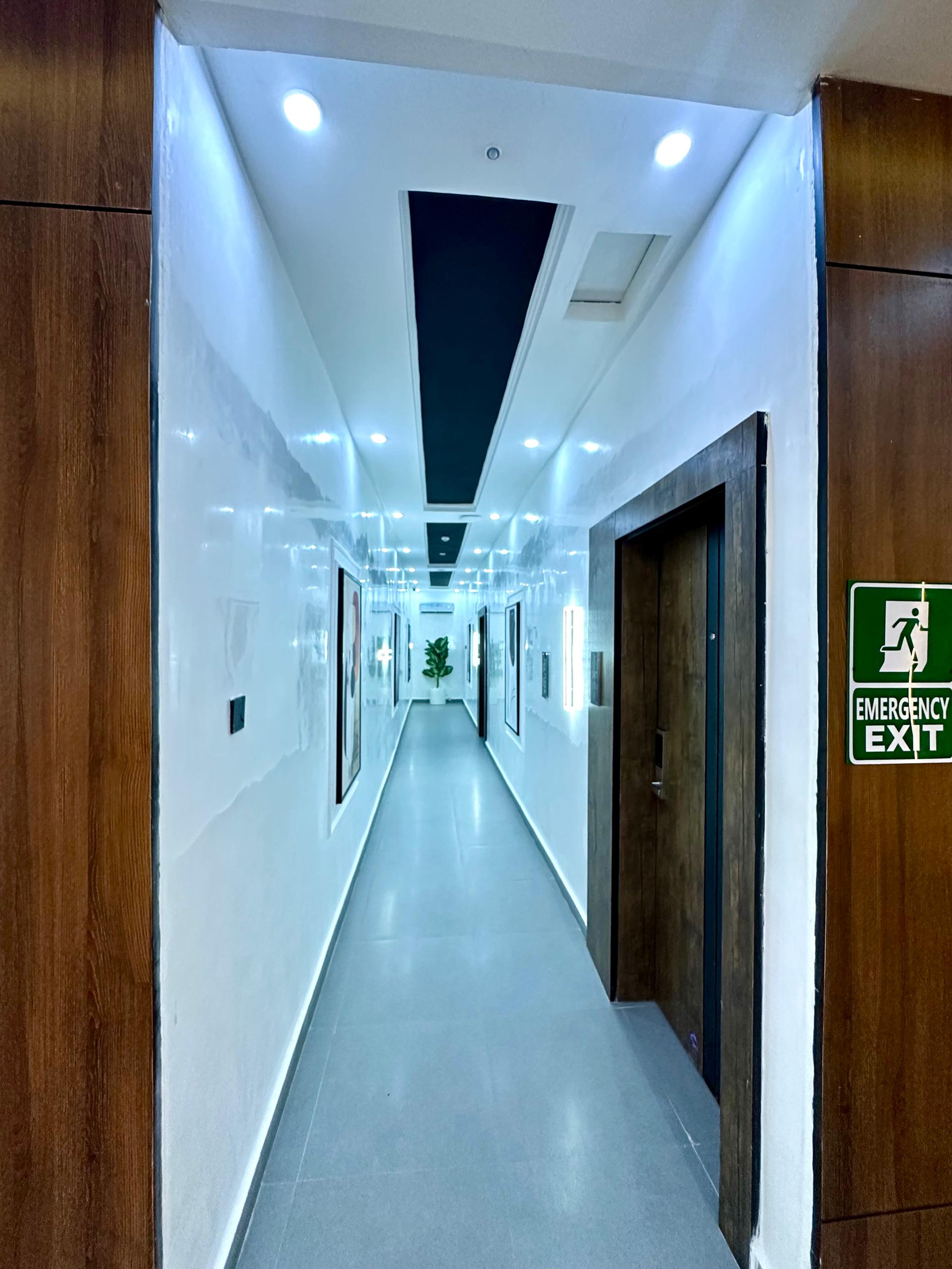 Gritty Palace Hotel & Suites, 