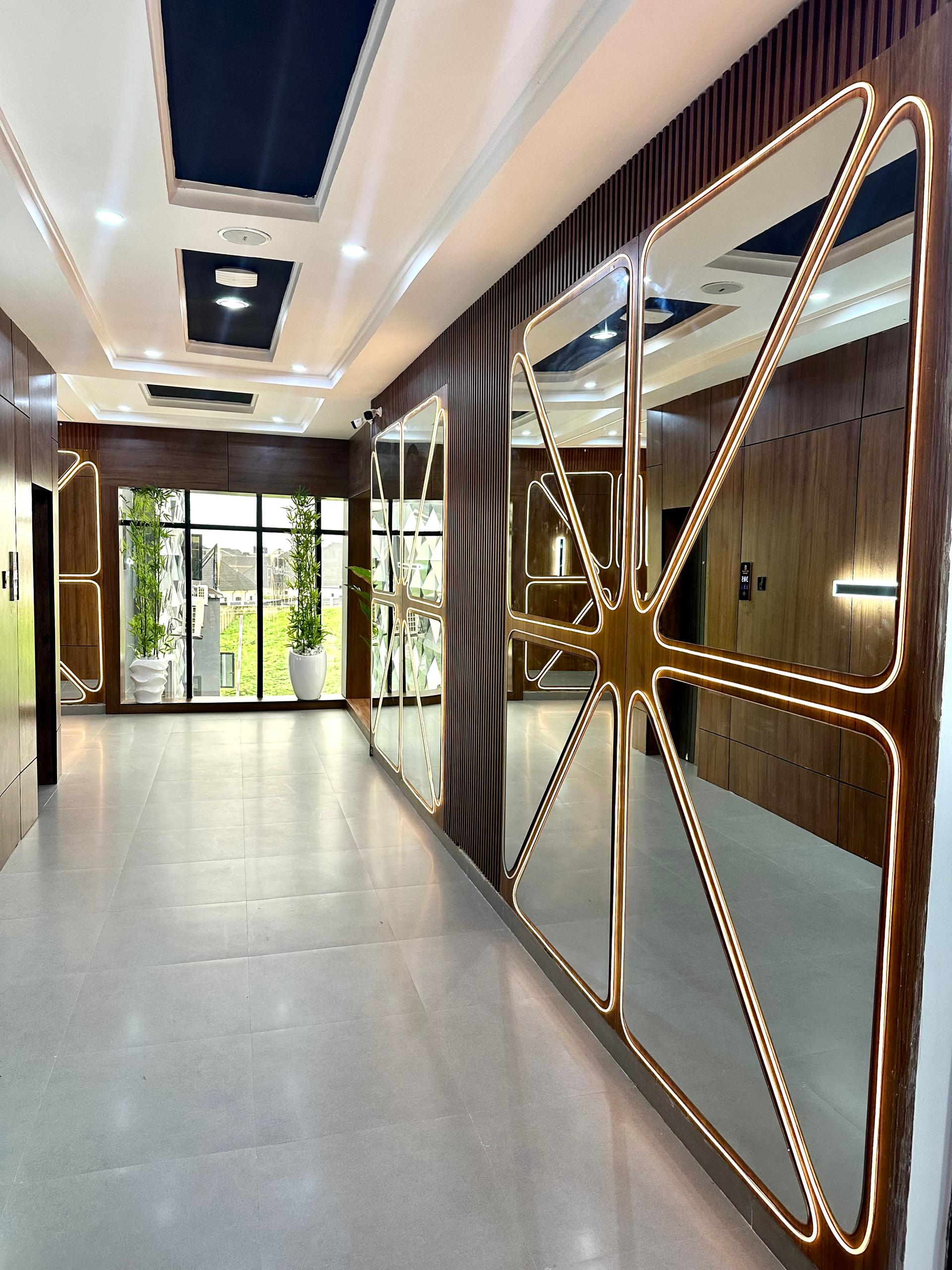 Gritty Palace Hotel & Suites, 