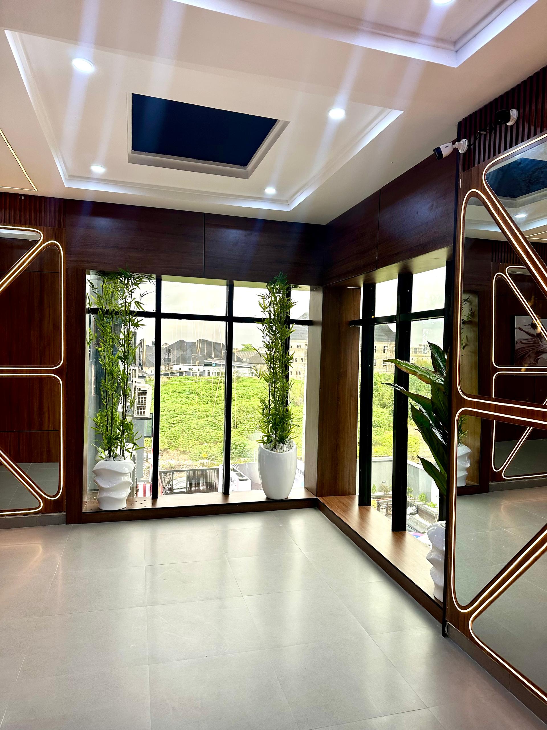 Gritty Palace Hotel & Suites, 